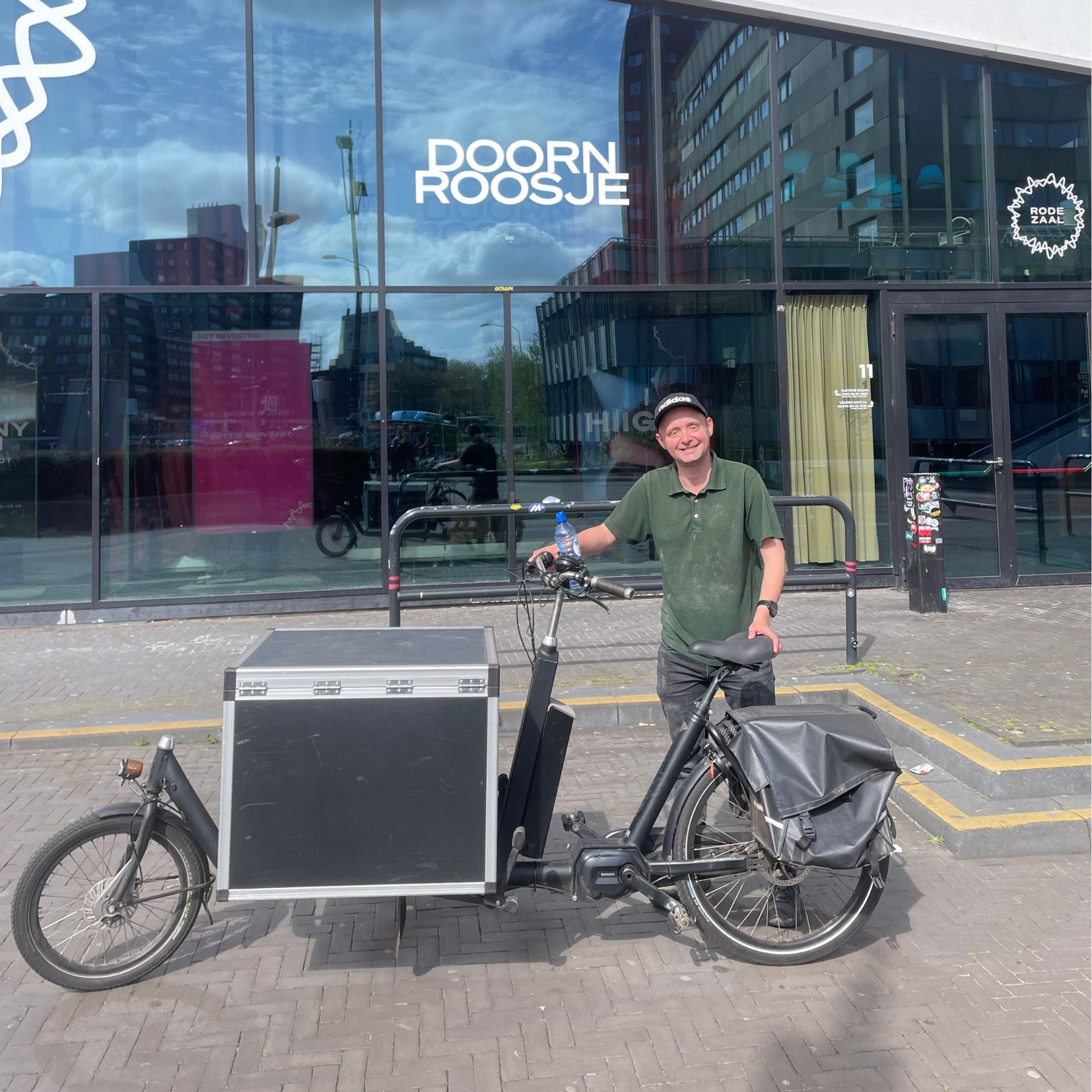 Fietskoerier Davy bezorgt duurzame catering met de elektrische bakfiets bij Doornroosje in Nijmegen