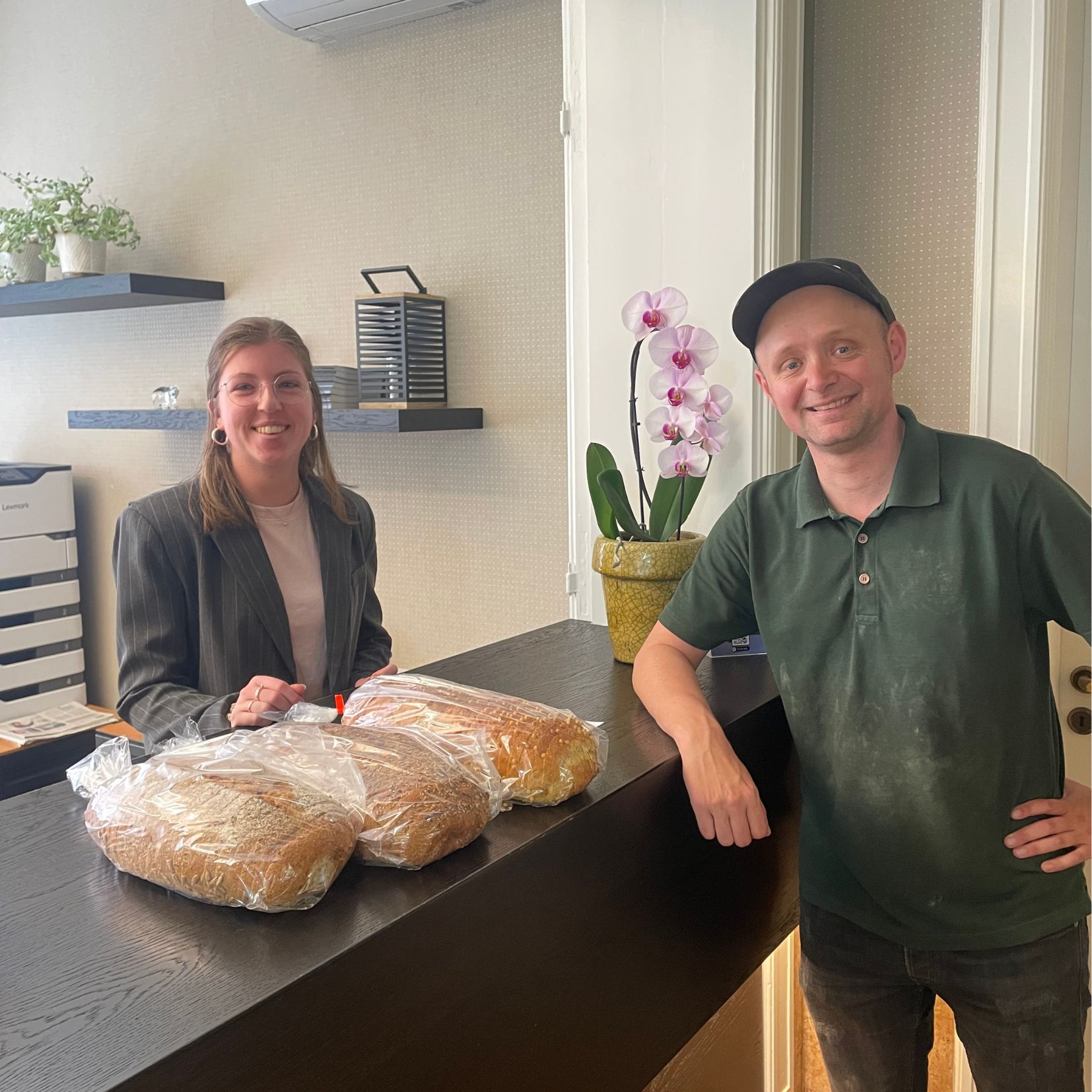 Onze fietskoerier bezorgt dagvers ambachtelijk brood voor een zakelijke lunch bij een kantoor in Nijmegen