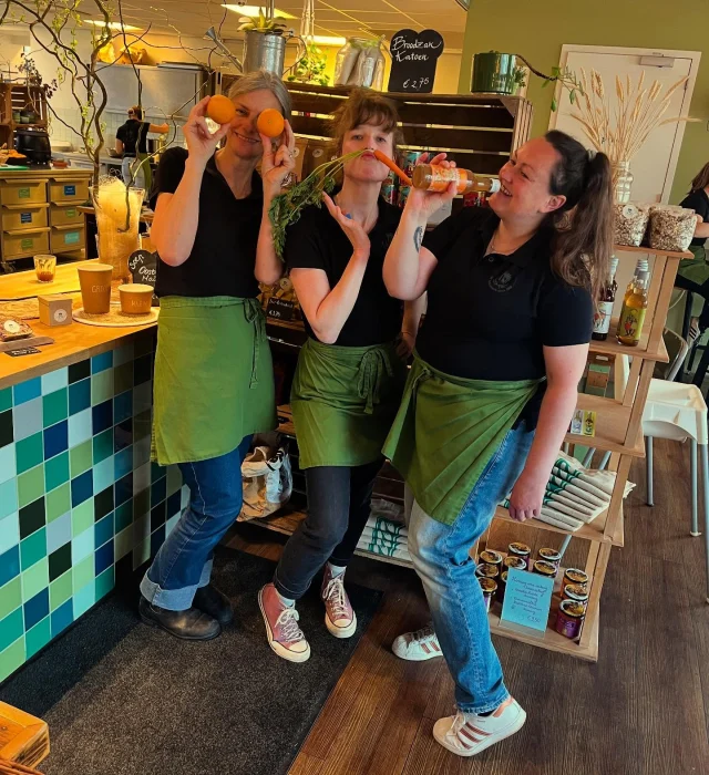 Koningsdag zijn wij gesloten! Groetjes aan de koning 🦁Zondag staan wij weer klaar met verse croissants 🥐
