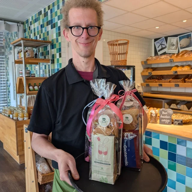Deze week in onze winkels: de mooiste Moederdag pakketjes. Onze heerlijke hartenkoekjes samen met lekkere lokale producten zoals thee van Het Theezakje of lokale honing van imkerij Immenhof 😍🥰
