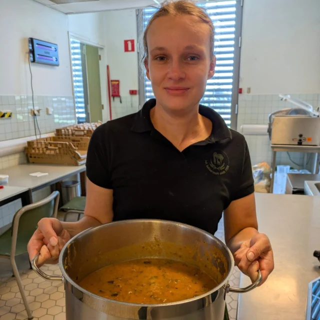 Vandaag gemaakt door collega L, morgen verkrijgbaar:  groentesoep. Nieuw recept, boordevol groenten, met een recept gekregen van een vaste klant uit het mooie Mongolië. Kom dat proeven🤩🥳🥰
