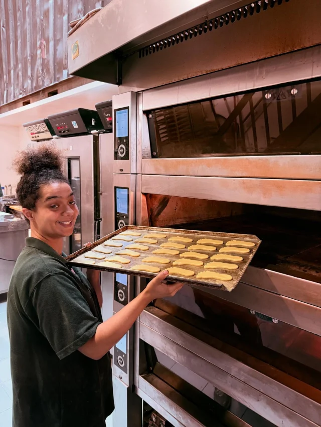 Amber zet haar beste voetje voor. Vanaf nu weer verkrijgbaar in onze winkels, onze voetenkoekjes. Leuk om te geven of om zelf op te eten natuurlijk 😀😍